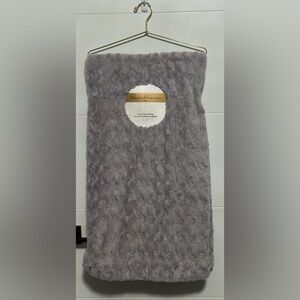 ✨NWT✨ Rosebloom Decor: Faux Fur Throw (50”x60”)